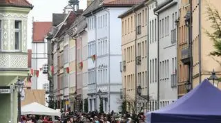 Wierni gromadzą się przed kościołem zamkowym w Wittenberdze w Niemczech, gdzie 500 lat temu Martin Luter wywiesił 95 tez 