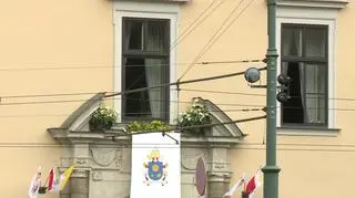 Wierni zebrali się przed "oknem papieskim" w Krakowie