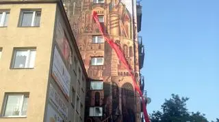 "Wieża Babel" na ścianie częstochowskiego bloku 
