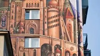 "Wieża Babel" na ścianie częstochowskiego bloku 