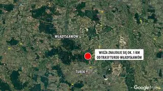 Wieża obserwacyjna jest w lesie 