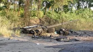 Wieża T-64, odrzucona siłą eksplozji, która rozerwała czołg na kawałki. Prawdopodobnie doszło do wybuchu amunicji