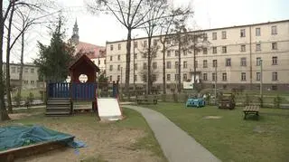 Więzienny plac zabaw. W tle "normalne" oddziały więzienne