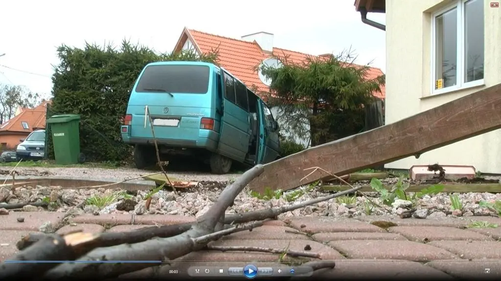 Wjchał na posesję 