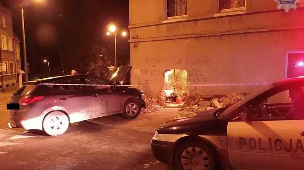 Wjechał samochodem do domu