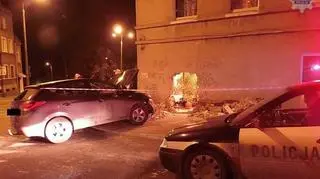 Wjechał samochodem do domu