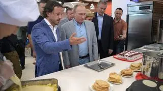 Władimir Putin wizytuje stołówkę w Arteku 