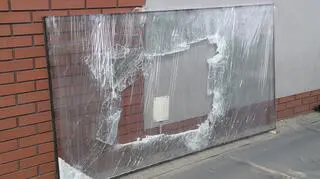 Włamywacze wybili szybę w budynku stacji benzynowej