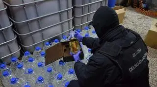 Właściciel bimbrowni miał przygotowane butelki do rozlewania bimbru