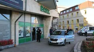 Właściciele kantorów i sklepów jubilerskich zawiadamiali ochronę i policję