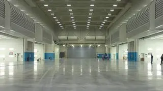 Wnętrze Aircraft Final Finish Facility. Widać sześć oddzielnych pomieszczeń, gdzie każdy F-35 spędza kilka tygodni na malowaniu