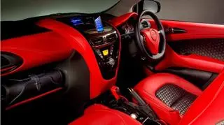 Wnętrze Cygneta będzie bardzo luksusowe: wyłożone zostanie skórą, łącznie z deską rodzielczą (fot. Aston Martin)