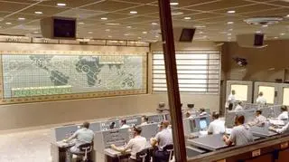 Wnętrze głównego pomieszczenia kontroli lotów. O wielkich ekranach nikt jeszcze nie myślał. Pozycję kapsuły na orbicie określały kolejno zapalane lampki na mapie