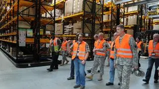 Wnętrze jednego z magazynów w bazie Germersheim. Podobne zdjęcia są bardzo rzadkie i wykonywane zazwyczaj podczas wizyt oficjeli