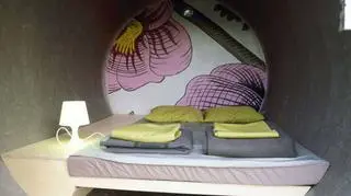 Wnętrze pokoju hotelowego nie jest zbyt komfortowe (fot. Das Park Hotel)
