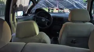 Wnętrze rozbitego volkswagena
