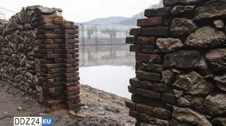 Woda odkryła kamienne pozostałości dawnej osady