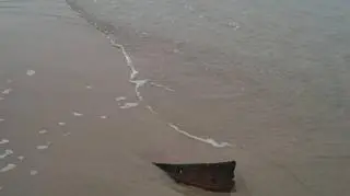 Woda odsłoniła fragmenty zatopoionych przez Niemców parowozów