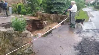 Woda podmyła mostek