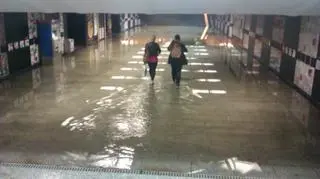 Woda we wrocławskim przejściu na Świdnickiej sięgała kostek