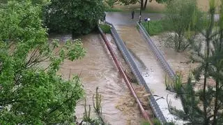 Woda wlewa się na most w Muszynie (fot. internauta Mariusz)