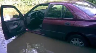 Woda zalała auto w Bielsku- Białej (fot.Martinez)