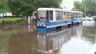 Woda zalała część torowisk tramwajowych we Wrocławiu