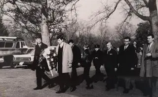 Wojciech Grottel z kolegą niosą wieniec na grób prezydenta Kennedy'ego