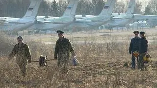 Wojskowi rozciągają kabel zasilający oświetlenie (fot.Siergiej Serebro)