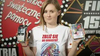 Wolontariusze kwestujący z terminalami mają specjalne koszulki z napisem "Zbliż się do Orkiestry" 