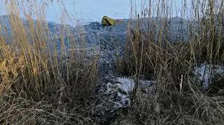Worek leżał na lodzie niedaleko od brzegu