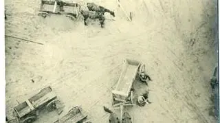 Wozy wiozące żwir do budowy portu w Gdyni, 1928 r