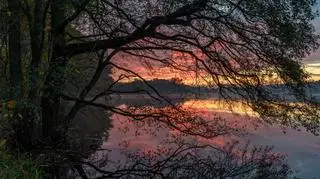 Wschód słońca we mgle nad jeziorem Rusałka