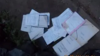 Wśród sterty dokumetów były informacje tj