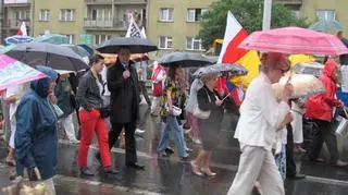 Wśród tłumu poseł PiS Dawid Jackiewicz