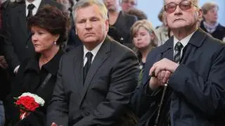 Wśród żałobników - Aleksander Kwaśniewski z żoną Jolantą i Wojciech Jaruzelski  (PAP)