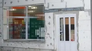 Wybił dziurę w ścianie i włamał się do sklepu.
