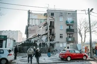 Wybuch w kamienicy na Dębcu w Poznaniu, runęły trzy z czterech kondygnacji budynku