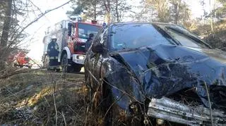 Wyciągali auto z bagna