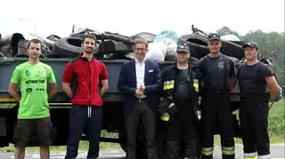 Wyciągnęli z rzeki dwie ciężarówki śmieci