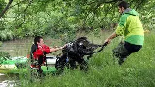 Wyciągnęli z rzeki wózki dziecięce