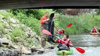 Wyciągnęli z rzeki zderzak