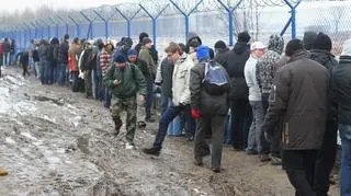 Wyczekują pod płotem lotniska