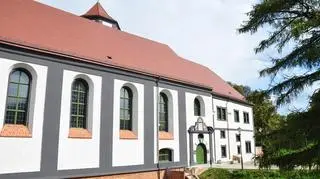 Wykonanie nowej elewacji, stolarki okiennej i drzwiowej kosztowało 1,3 mln zł