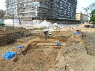 Wykopywanie mogił przy biurowcu Delta