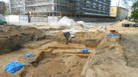 Wykopywanie mogił przy biurowcu Delta