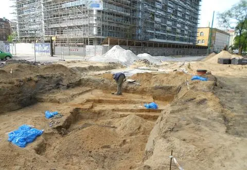 Koparki zaczęły kopać, na wierzch wyszły kości. To miasto stoi na cmentarzach