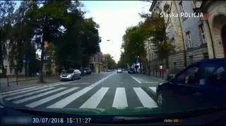 Wyprzedzanie z prawej pasem do parkowania