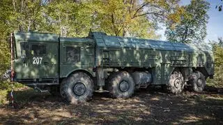 Wyrzutnia z rakietami R-500. Pojazd z zewnątrz wygląda identycznie jak ten z rakietami 9M723K1. To białoruski pojazd MZKT-7930