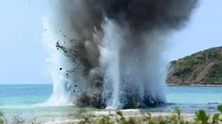 Wysadzanie przeszkód przed plażami, na których ma nastąpić desant. Kolejne zadanie SEALs